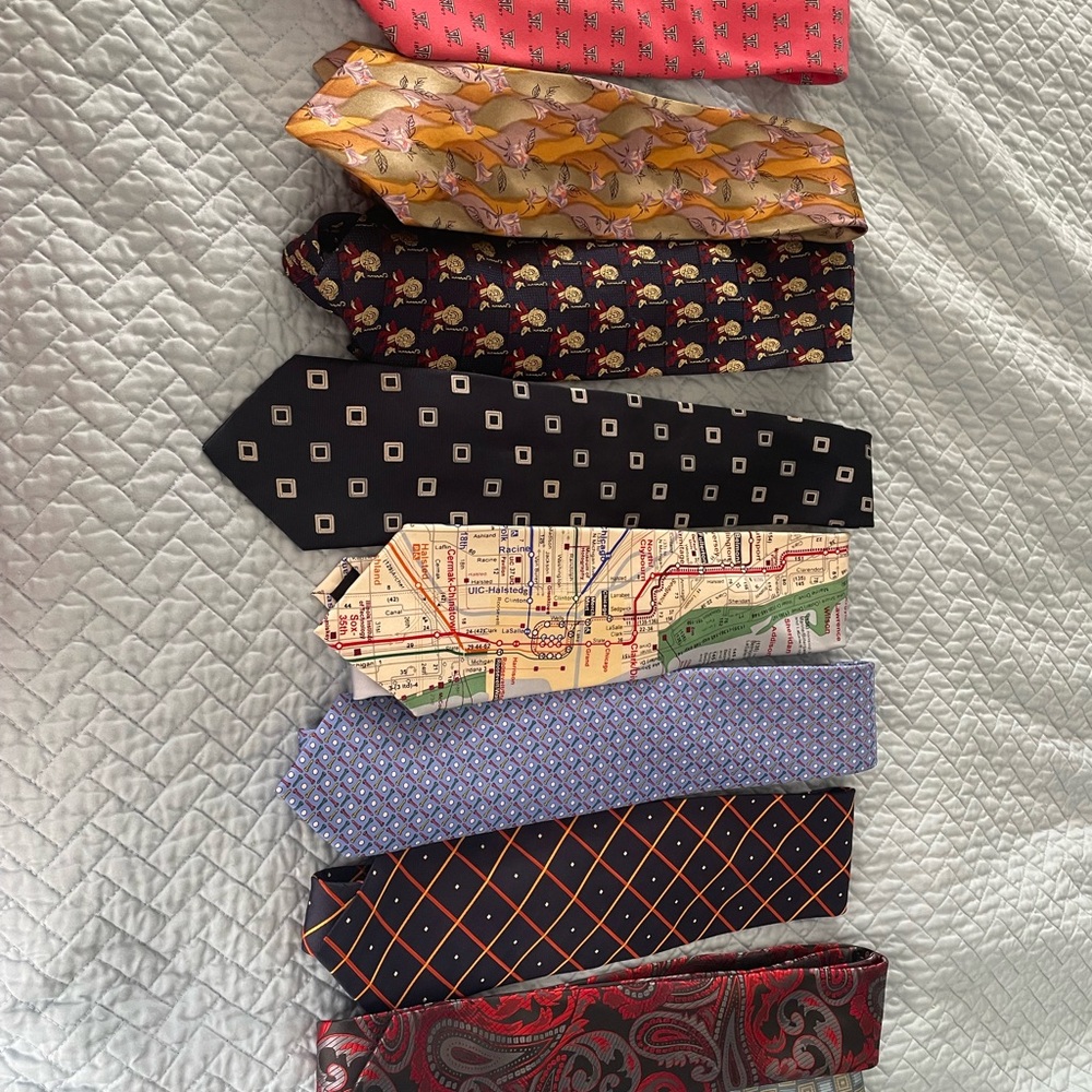 Lot of 9 men’s ties. Various colors and patterns.  All in good conditon.